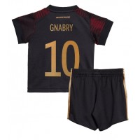 Tyskland Serge Gnabry #10 Udebanesæt Børn VM 2022 Kortærmet (+ Korte bukser)